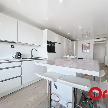 Renove Avec Terrasse, Climatisation Et Parking A - Fr-1-647-42